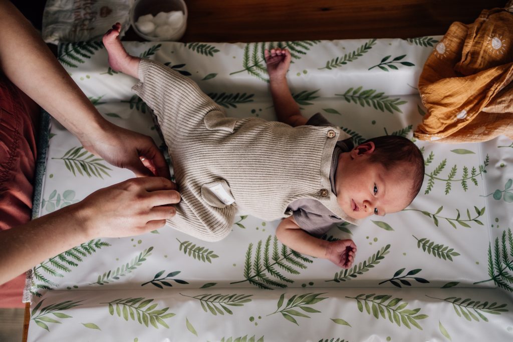 changing newborn nappy